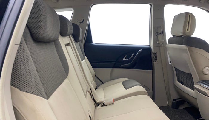 2017 Mahindra XUV500 W6, Diesel, Manual, 76,882 km, Right Side Rear Door Cabin