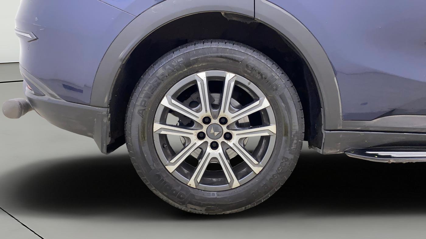 2021 Mahindra XUV700 AX 7 LUXURY P AT 7 STR, Petrol, Automatic, 57,114 km, Right Rear Wheel