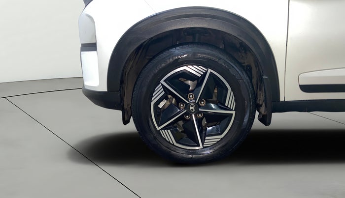 2024 Tata NEXON FEARLESS + SUNROOF AMT DUAL TONE 1.5 DIESEL, Diesel, Automatic, 39,493 km, Left Front Wheel