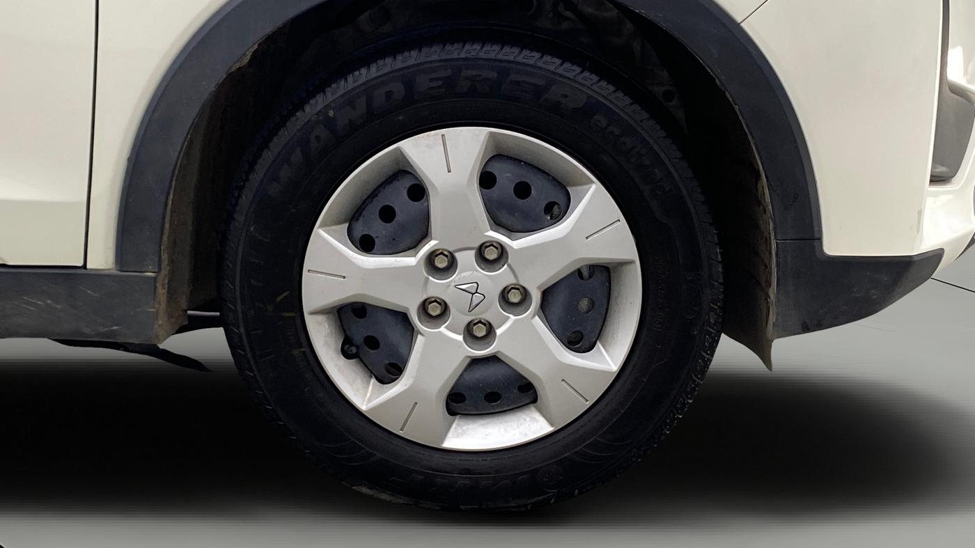 2023 Mahindra XUV300 W6 1.2 PETROL AMT, Petrol, Automatic, 13,946 km, Right Front Wheel