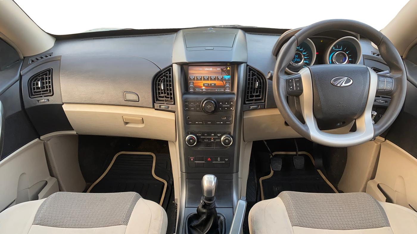 2017 Mahindra XUV500 W6, Diesel, Manual, 1,18,431 km, Dashboard