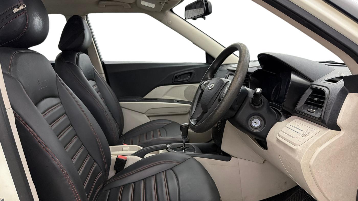 2022 Mahindra XUV300 W6 1.2 PETROL AMT, Petrol, Automatic, 1,14,527 km, Right Side Front Door Cabin