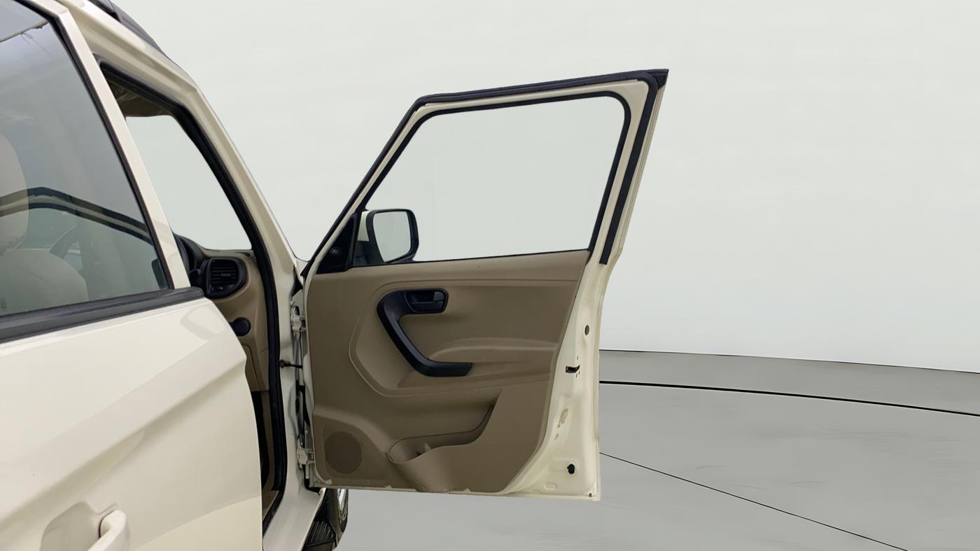 2019 Mahindra TUV300 T6 PLUS, Diesel, Manual, 66,090 km, RHS Front Door