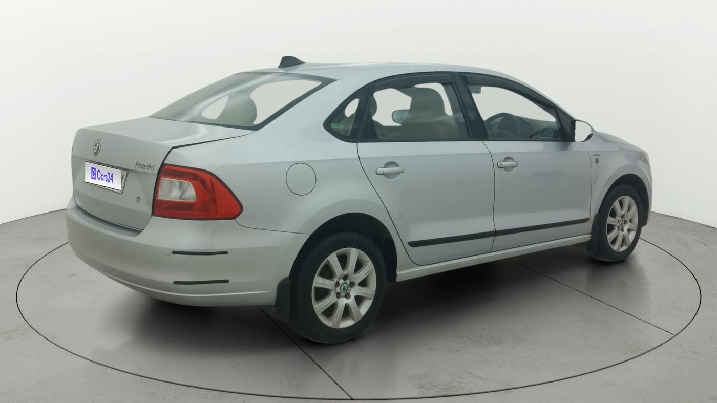2013 Skoda Rapid AMBITION 1.6 MPI MT, Petrol, Manual, 34,801 km, Right Back Diagonal
