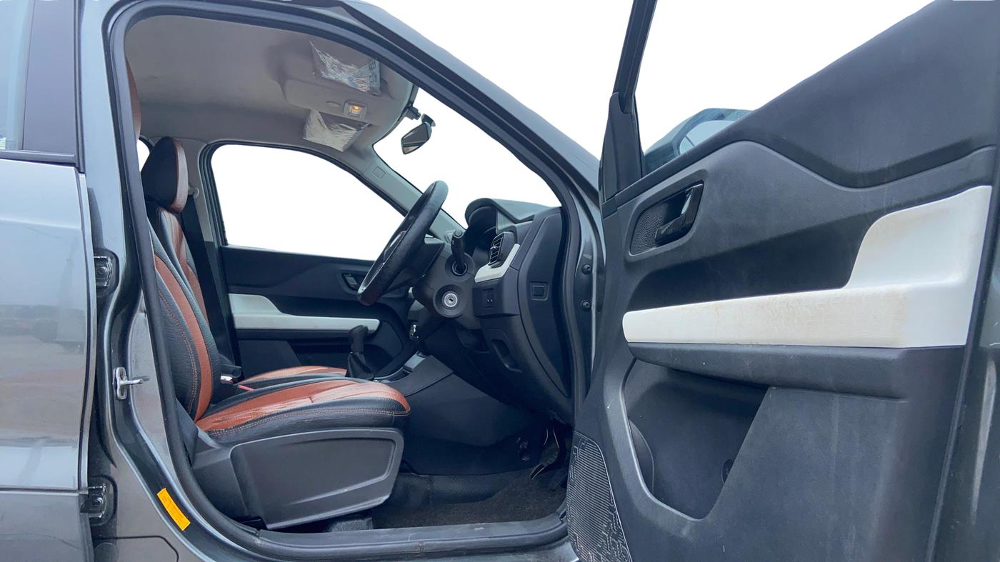 2025 Tata PUNCH PURE MT, Petrol, Manual, 34,594 km, Right Side Front Door Cabin