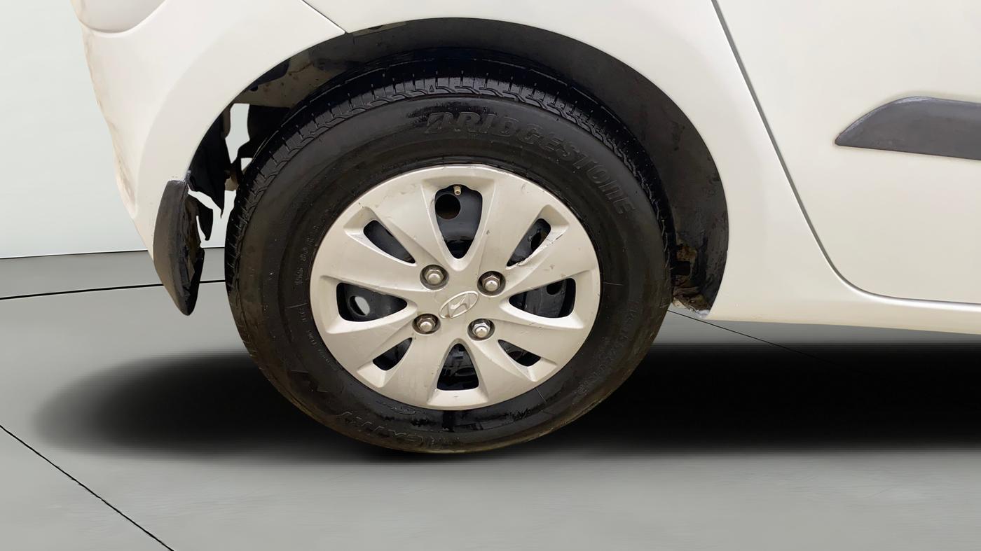 2013 Hyundai i10 SPORTZ 1.2 AT, CNG, Automatic, 60,937 km, Right Rear Wheel
