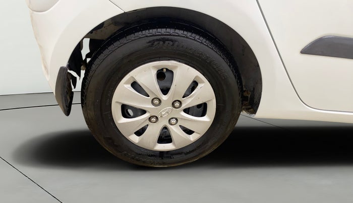 2013 Hyundai i10 SPORTZ 1.2 AT, CNG, Automatic, 60,870 km, Right Rear Wheel