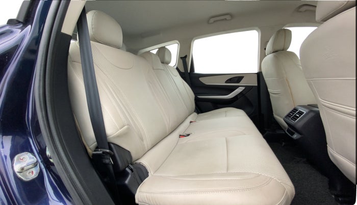 2022 Mahindra XUV700 MX P MT 5 STR, Petrol, Manual, 46,922 km, Right Side Rear Door Cabin