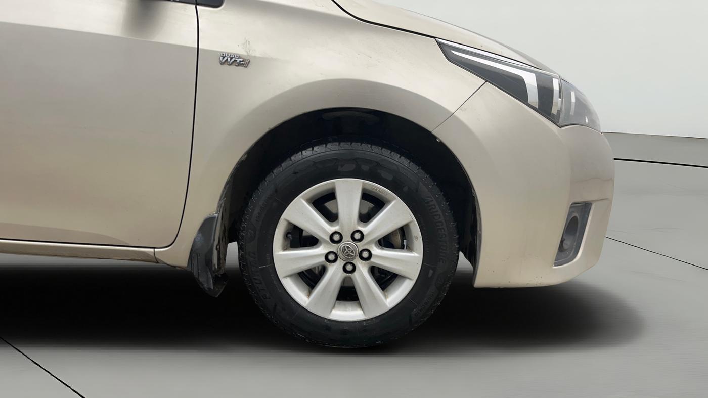 2015 Toyota Corolla Altis G PETROL, Petrol, Manual, 1,02,213 km, Right Front Wheel