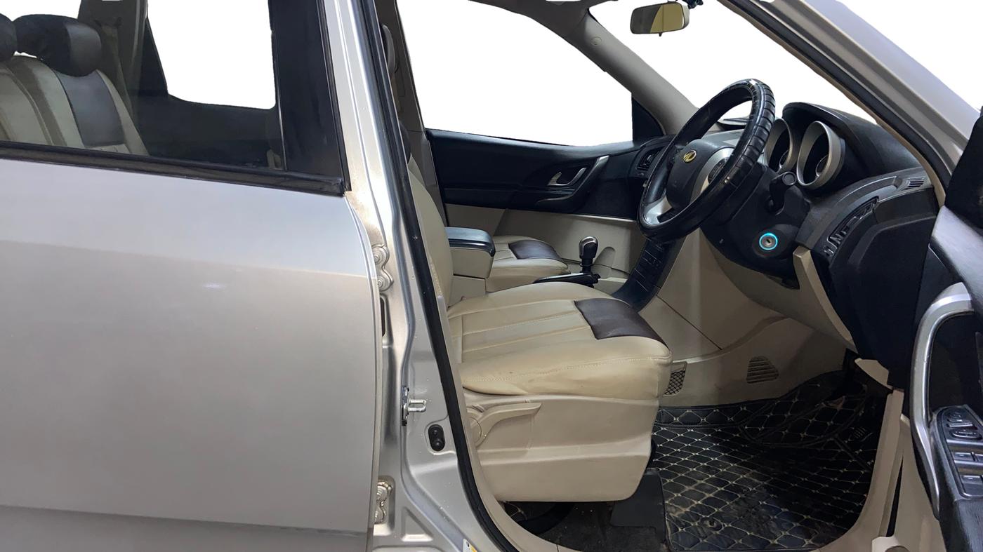 2017 Mahindra XUV500 W6, Diesel, Manual, 94,939 km, Right Side Front Door Cabin