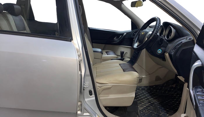 2017 Mahindra XUV500 W6, Diesel, Manual, 94,851 km, Right Side Front Door Cabin