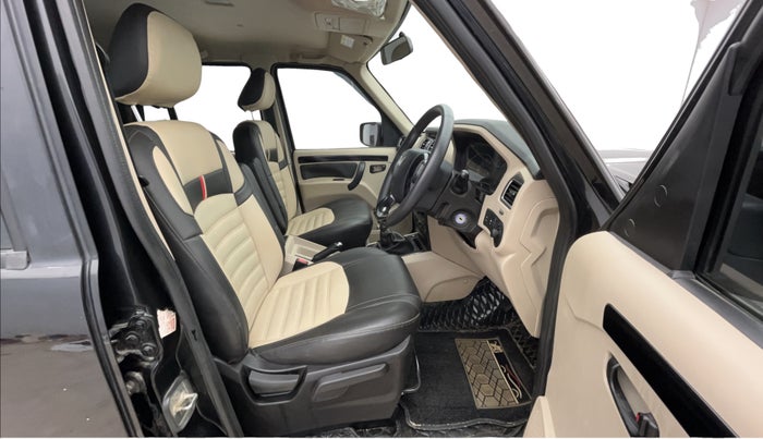 2023 Mahindra SCORPIO CLASSIC S11 7STR, Diesel, Manual, 43,948 km, Right Side Front Door Cabin