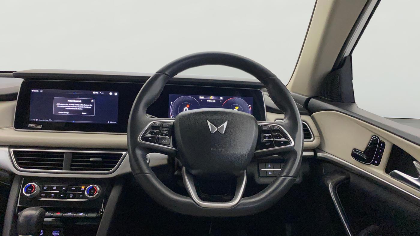 2021 Mahindra XUV700 AX 7 P AT 7 STR, Petrol, Automatic, 60,128 km, Steering Wheel Close Up
