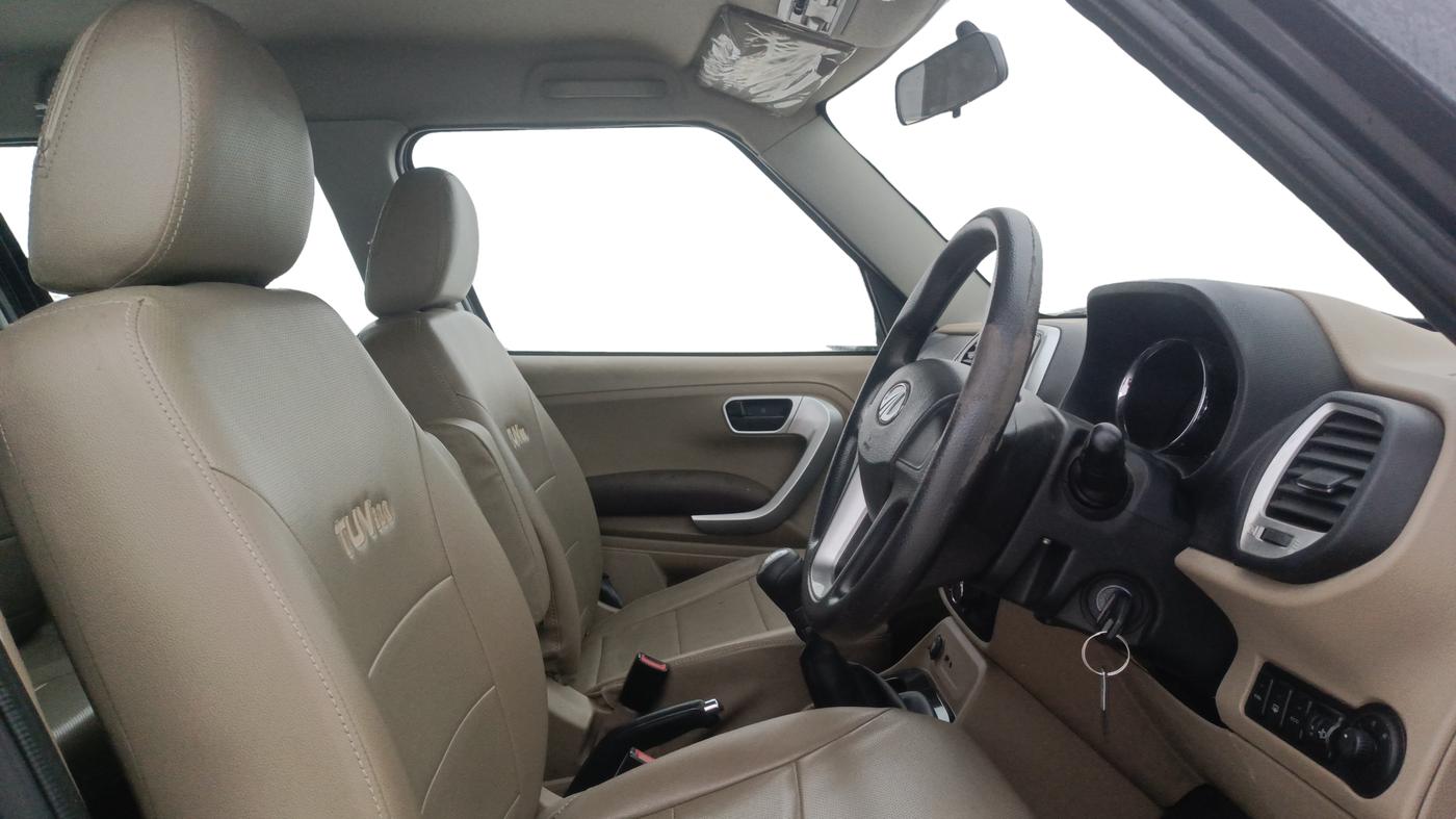 2015 Mahindra TUV300 T8, Diesel, Manual, 1,30,605 km, Right Side Front Door Cabin