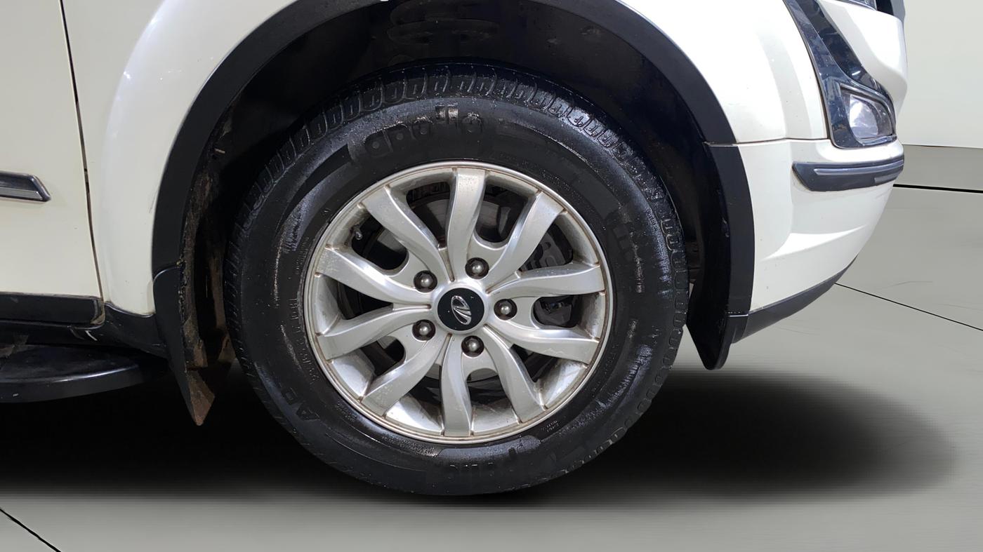 2017 Mahindra XUV500 G AT, Petrol, Automatic, 33,128 km, Right Front Wheel