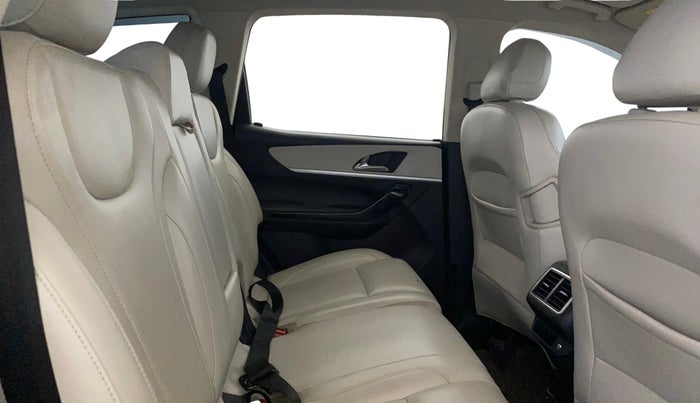 2021 Mahindra XUV700 AX7 Petrol MT 7 STR, Petrol, Manual, 88,529 km, Right Side Rear Door Cabin