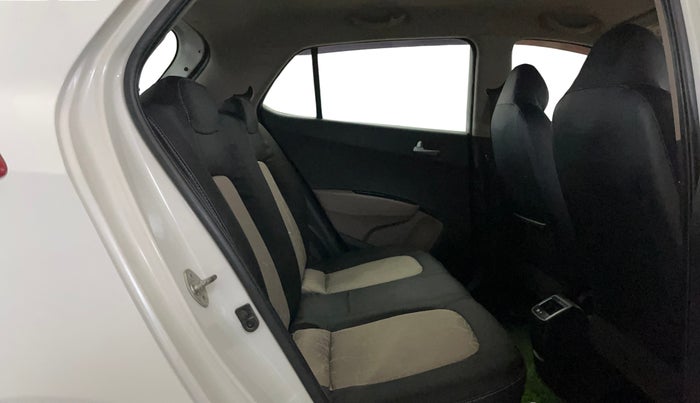 2017 Hyundai Grand i10 SPORTZ (O) 1.2 KAPPA VTVT, CNG, Manual, 86,122 km, Right Side Rear Door Cabin