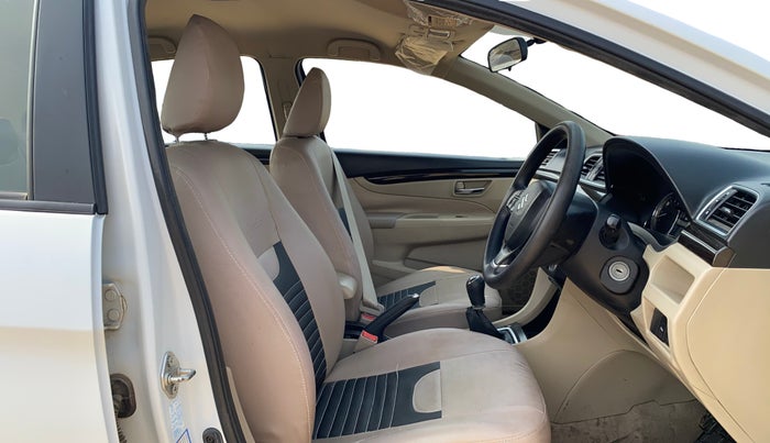 2017 Maruti Ciaz DELTA 1.4 MT PETROL, Petrol, Manual, 75,177 km, Right Side Front Door Cabin