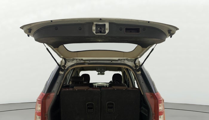 2014 Mahindra XUV500 W8, Diesel, Manual, 1,41,065 km, Boot Door Open