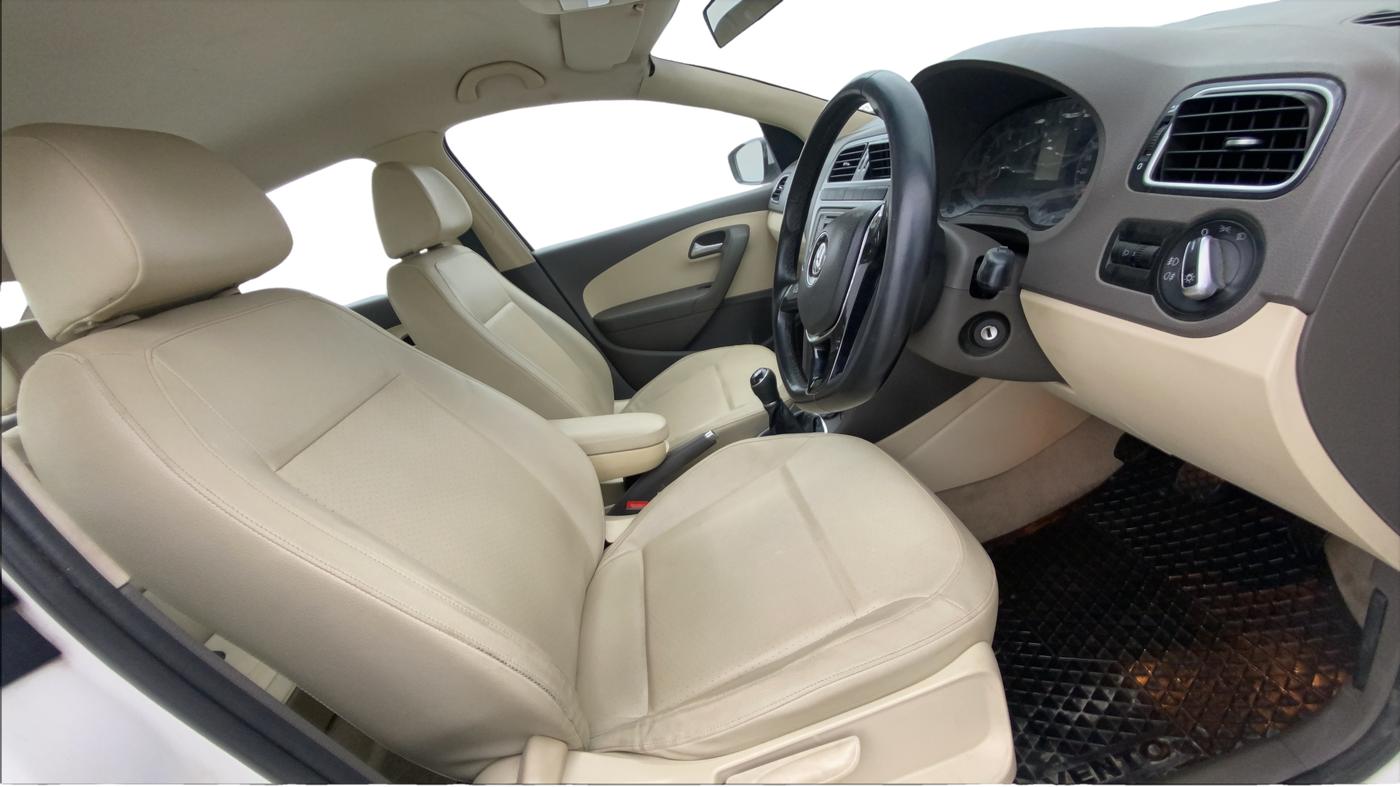 2015 Volkswagen Vento HIGHLINE 1.6 MPI, Petrol, Manual, 57,363 km, Right Side Front Door Cabin