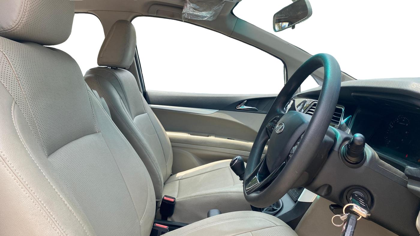2020 Mahindra MARAZZO M6 8 STR, Diesel, Manual, 73,902 km, Right Side Front Door Cabin