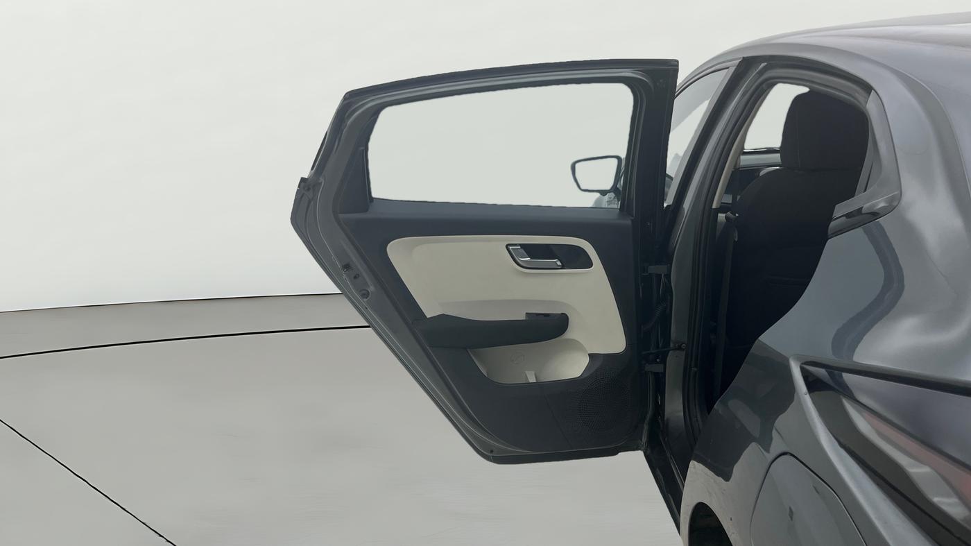 2023 Tata ALTROZ XZA + SUNROOF, Petrol, Automatic, 32,423 km, LHS Rear Door