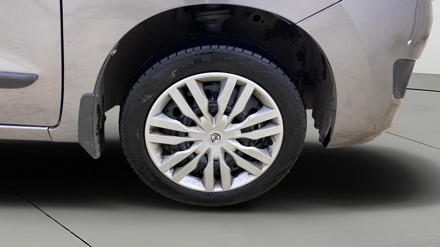 2017 Maruti Wagon R 1.0 VXI AMT, Petrol, Automatic, 83,483 km, Right Front Wheel