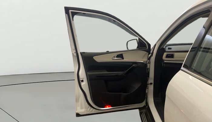 2023 Mahindra XUV700 AX 7 LUXURY D AWD AT 7 STR, Diesel, Automatic, 76,365 km, LHS Front Door