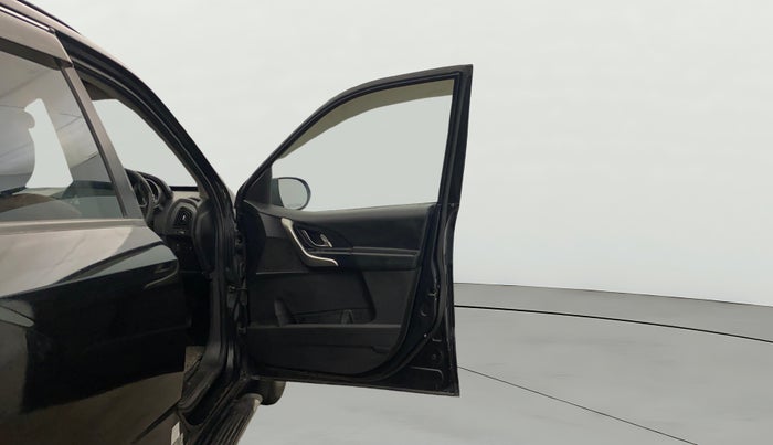 2019 Mahindra XUV500 W7, Diesel, Manual, 96,226 km, RHS Front Door