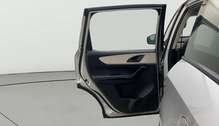 2022 Mahindra XUV700 AX 5 P AT 5 STR, Petrol, Automatic, 28,300 km, LHS Rear Door