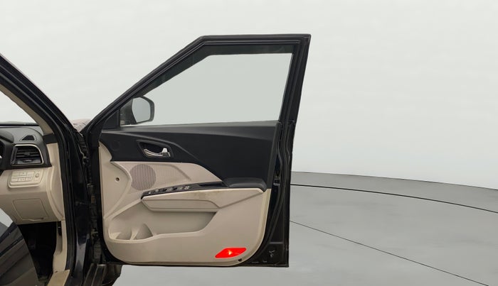 2020 Mahindra XUV300 W8 (O) 1.2 PETROL, Petrol, Manual, 1,04,286 km, RHS Front Door