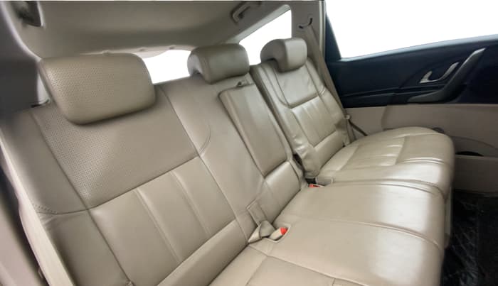 2016 Mahindra XUV500 W10 AWD AT, Diesel, Automatic, 91,250 km, Right Side Rear Door Cabin