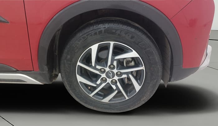 2022 Mahindra XUV300 W8 (O) 1.2 PETROL AMT, Petrol, Automatic, 12,444 km, Right Front Wheel