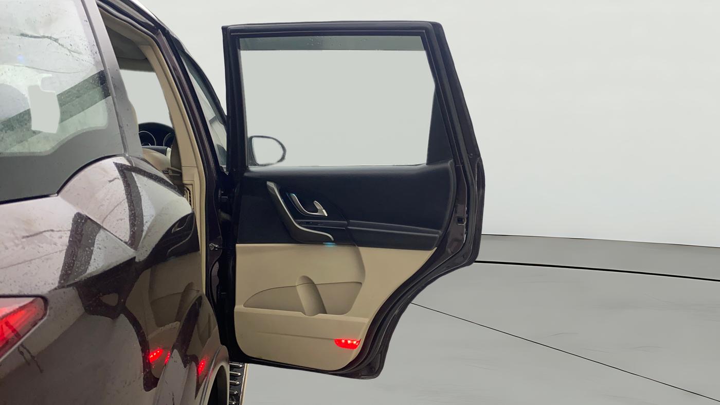2016 Mahindra XUV500 W10 AT, Diesel, Automatic, 1,15,749 km, RHS Rear Door