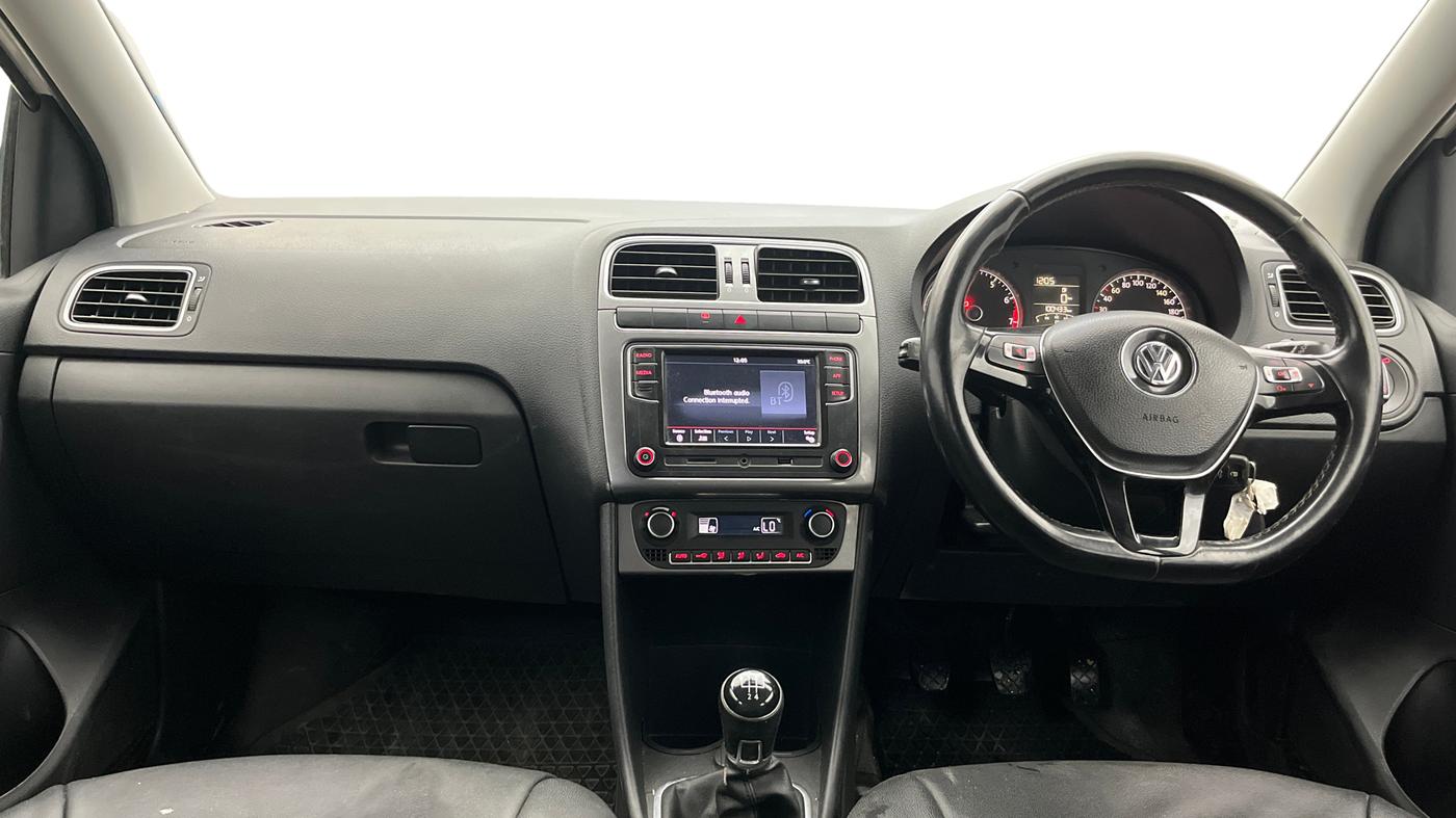 2017 Volkswagen Polo HIGHLINE PLUS 1.2(16 ALLOY, Petrol, Manual, 1,00,384 km, Dashboard