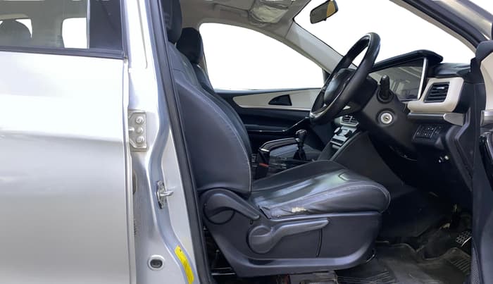 2022 Mahindra XUV700 AX 5 P MT 7 STR, Petrol, Manual, 66,407 km, Right Side Front Door Cabin
