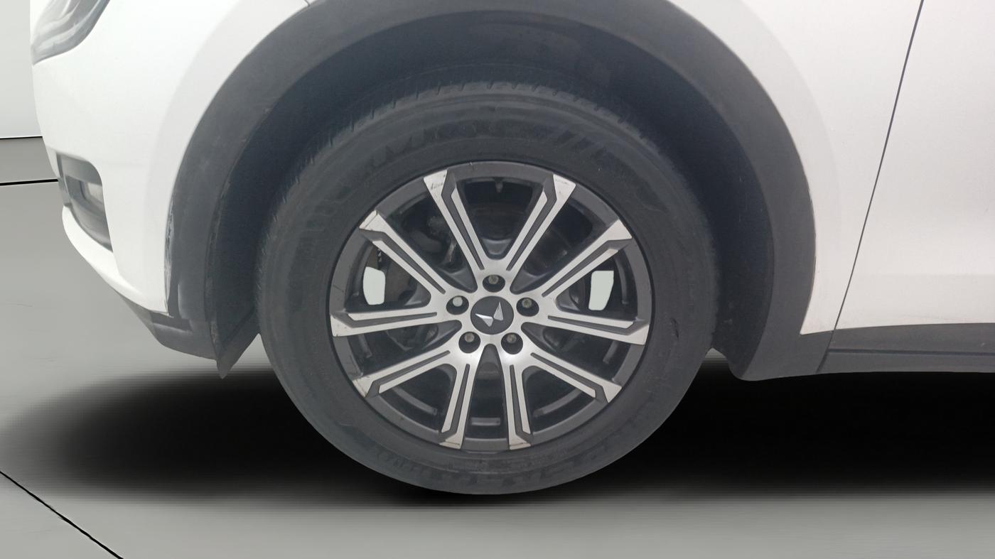 2023 Mahindra XUV700 AX 7 LUXURY P AT 7 STR, Petrol, Automatic, 42,955 km, Left Front Wheel