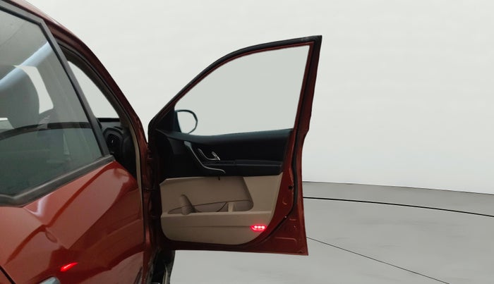 2017 Mahindra XUV500 W9, Diesel, Manual, 1,40,263 km, RHS Front Door