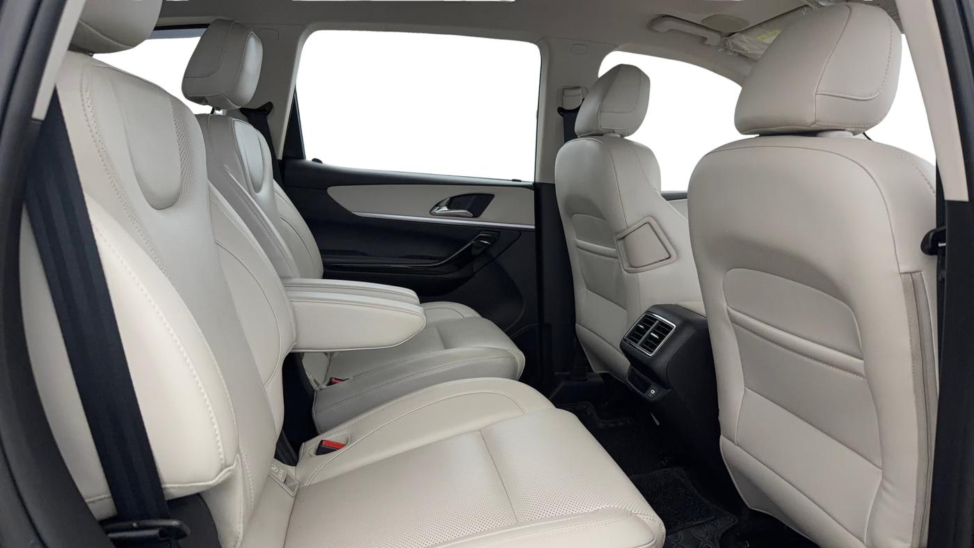2024 Mahindra XUV700 AX 7 Luxury Pack Petrol AT 6 STR, Petrol, Automatic, 32,191 km, Right Side Rear Door Cabin