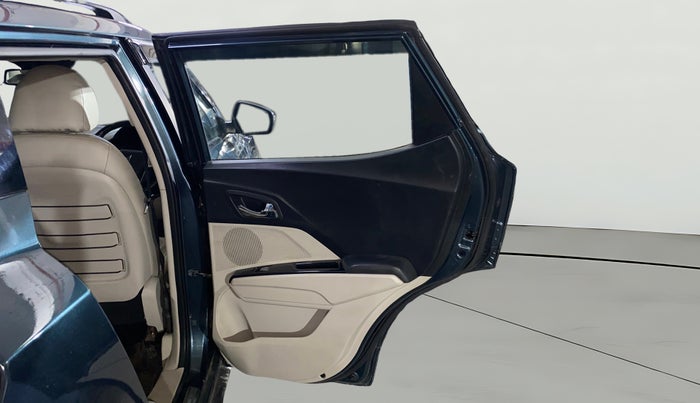 2022 Mahindra XUV300 W8 (O) 1.5 DIESEL, Diesel, Manual, 1,10,037 km, RHS Rear Door