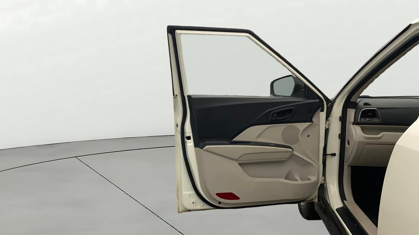 2020 Mahindra XUV300 W6 1.2 PETROL, Petrol, Manual, 15,386 km, LHS Front Door