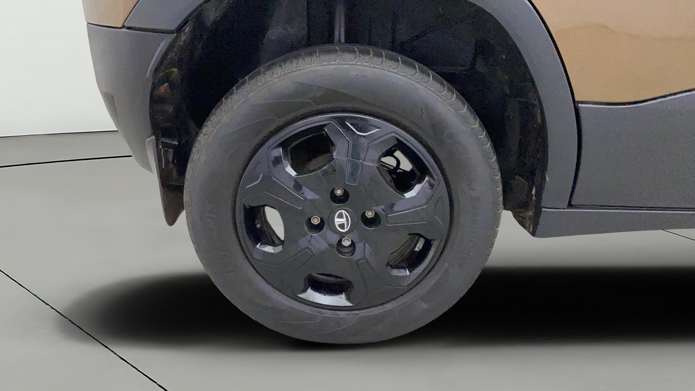 2022 Tata PUNCH ACCOMPLISHED MT, Petrol, Manual, 30,465 km, Right Rear Wheel