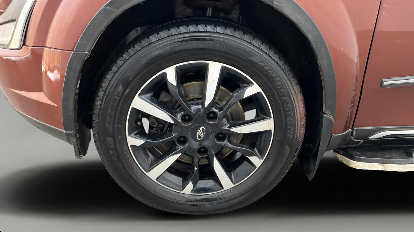 2018 Mahindra XUV500 W11 AT, Diesel, Automatic, 43,833 km, Left Front Wheel