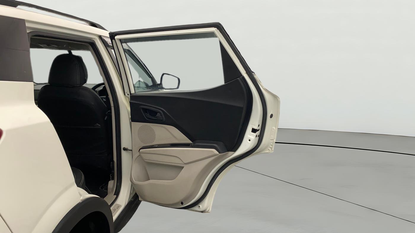 2023 Mahindra XUV300 W6 1.2 PETROL AMT, Petrol, Automatic, 33,518 km, RHS Rear Door