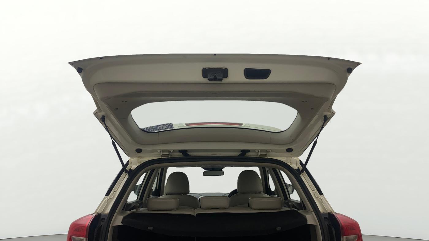 2021 Mahindra XUV300 W8 (O) 1.5 DIESEL AMT, Diesel, Automatic, 1,23,050 km, Boot Door Open