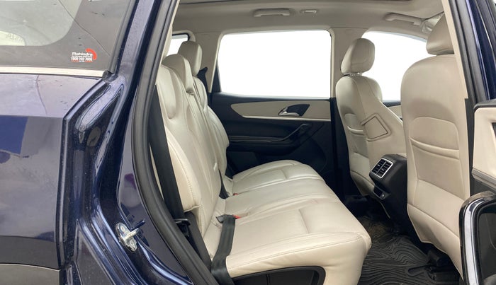 2022 Mahindra XUV700 AX 7 D AT AWD 7 STR, Diesel, Automatic, 1,18,927 km, Right Side Rear Door Cabin