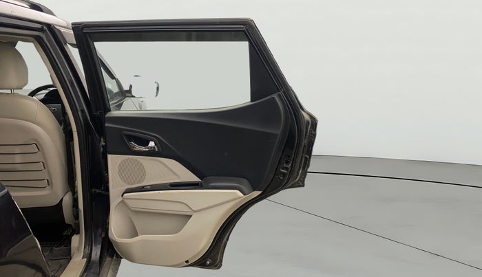 2020 Mahindra XUV300 W8 (O) 1.2 PETROL, Petrol, Manual, 1,04,286 km, RHS Rear Door