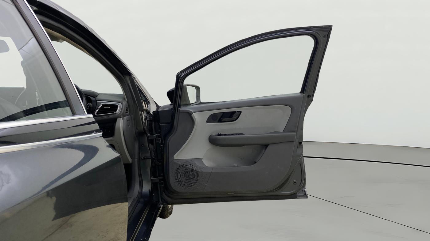 2020 Tata ALTROZ XT PETROL, CNG, Manual, 70,603 km, RHS Front Door