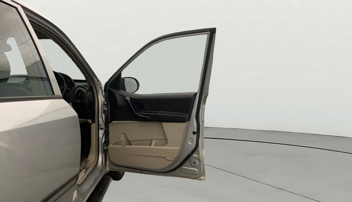 2016 Mahindra XUV500 W4 1.99, Diesel, Manual, 61,726 km, RHS Front Door