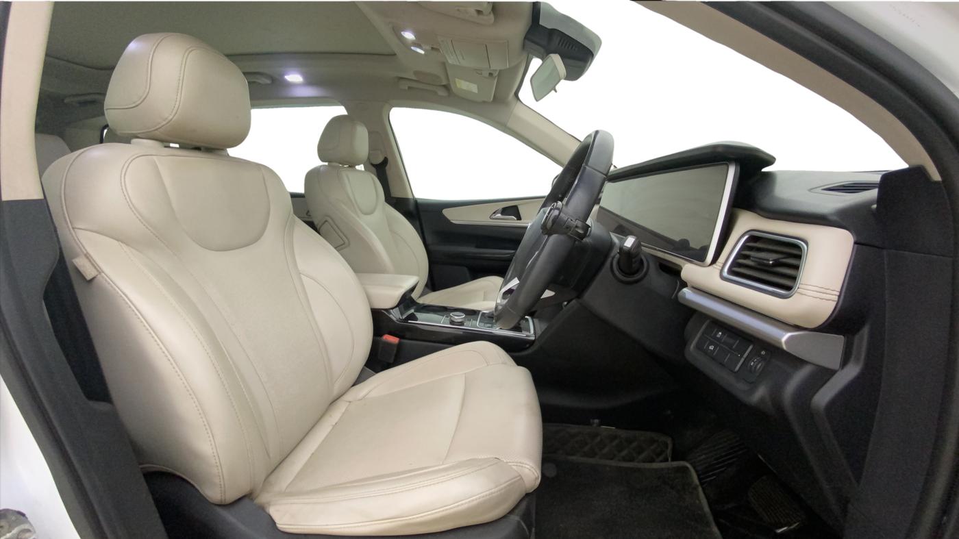 2021 Mahindra XUV700 AX 7 LUXURY D AT 7 STR, Diesel, Automatic, 99,868 km, Right Side Front Door Cabin